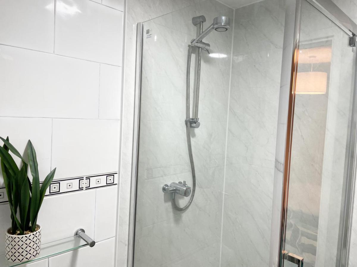 Comfortable And Spacious Superb Holiday Home In Llanelli, Dog Friendly Exteriör bild