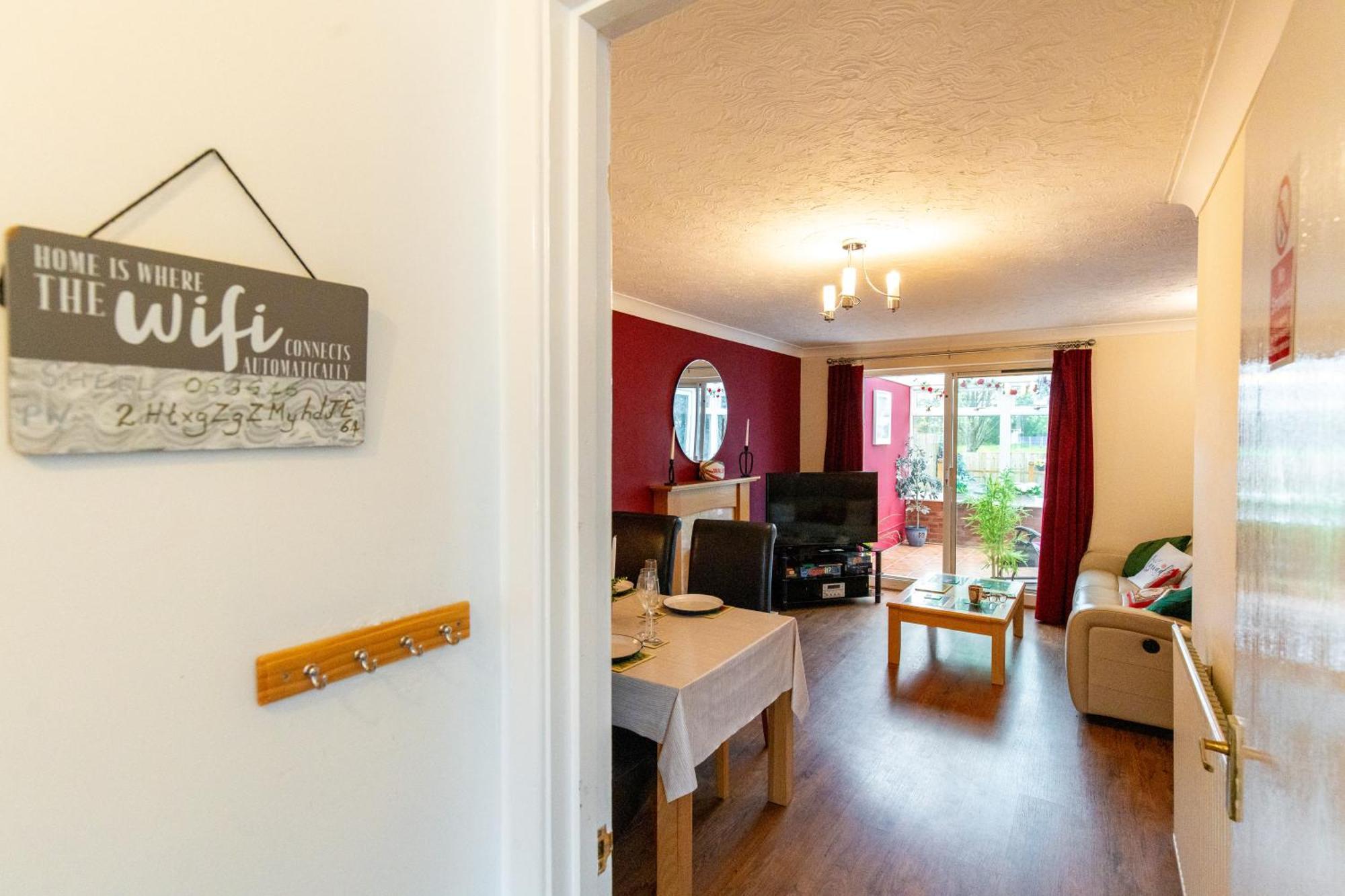 Comfortable And Spacious Superb Holiday Home In Llanelli, Dog Friendly Exteriör bild